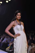 Model walk the ramp for Kashi Jewels on Day 4 of IIJW 2013 on 7th Aug 2013 (22).JPG